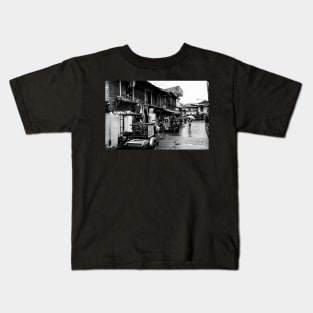 Pluie dans une rue en noir & blanc Kids T-Shirt